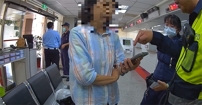 新北市土城區鍾姓女子上月29日接到久未聯繫的姪子電話，辯稱週轉不靈向她借款10萬，鍾女匯款時被行員識破報警，5位員警輪番勸說，最終阻止詐騙案。（土城警分局提供）