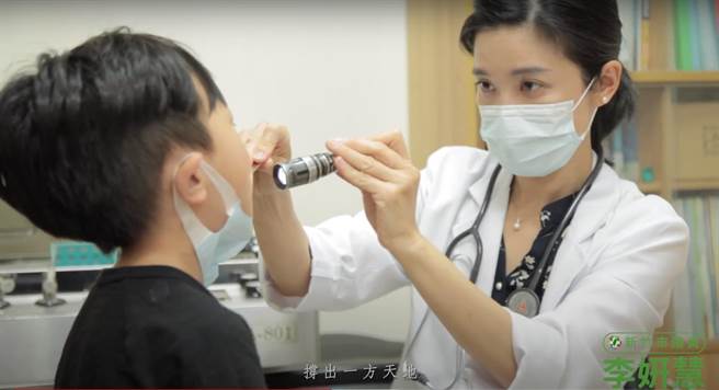 在母親節前夕，新竹市議員李妍慧特別製作「綻放生命光彩，成就偉大媽媽」影片，邀請市民朋友向自己的媽媽致上最高敬意。（李妍慧提供／陳育賢新竹傳真）