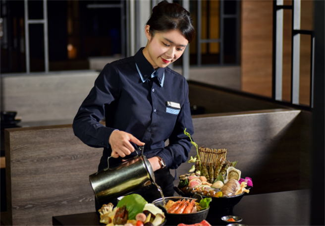 筑间餐饮集团随着展店脚步加速，人才需求亦随之增加，目前正招募各类菁英，从门市正职同仁到储备干部均有职缺。（图/筑间餐饮集团提供）