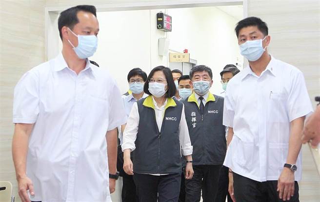 華航諾富特案群聚擴大，蔡英文總統（左二）6日特地視察中央疫情指揮中心，會後指揮官陳時中（右二）表示，蔡總統的到來對同仁有很大的鼓舞，大家士氣很好，「和總統合照大家都很高興」。（張鎧乙攝）