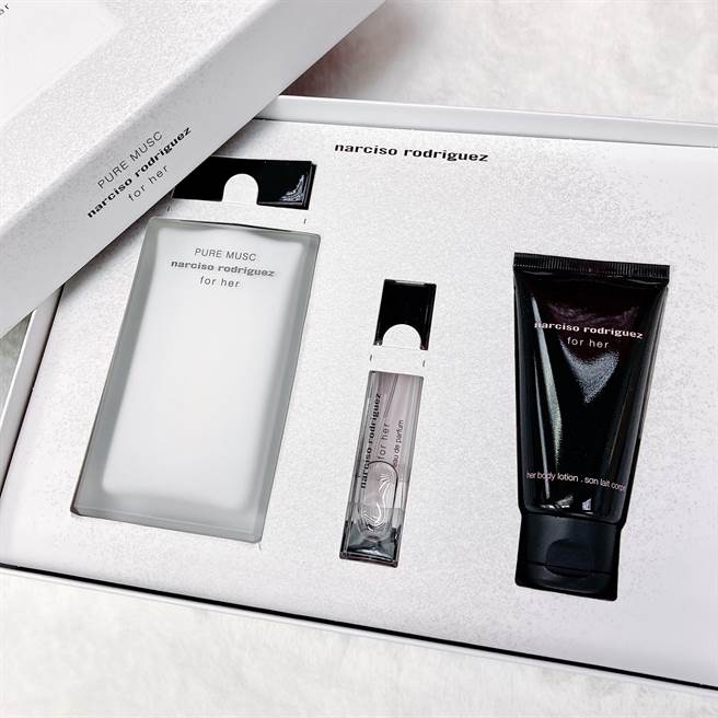 narciso rodriguez纯粹谬思礼盒内含纯粹谬思淡香精100ml、for her淡香精10ml、美体乳50ml。（邱映慈摄）