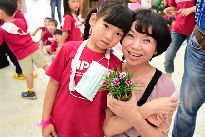 屏东科大于校内推出寄感恩明信片活动，并邀请屏科大附设幼儿园的师生家长同乐，庆祝母亲节即将到来。（图/屏东科大提供）