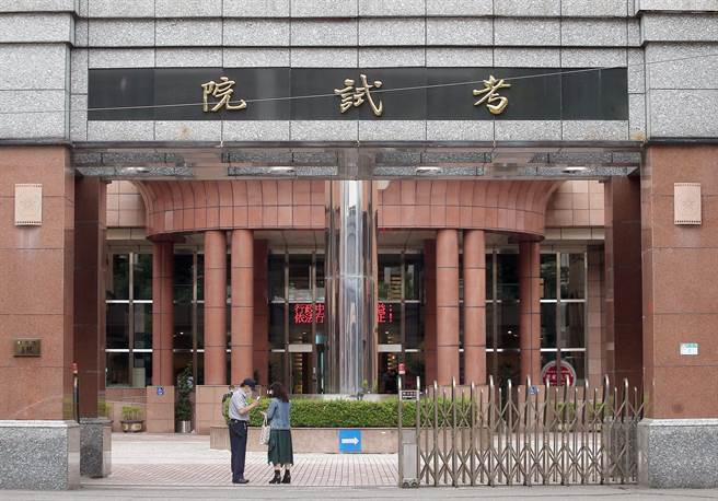 政院少子化對策，銓敘部：公教人員政府投保薪資補助2成。（報系資料照）