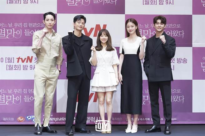 《某一天灭亡来到我家门前》李洙赫（左起）、徐仁国、朴宝英、申度贤、姜泰伍。（爱奇艺国际站提供）