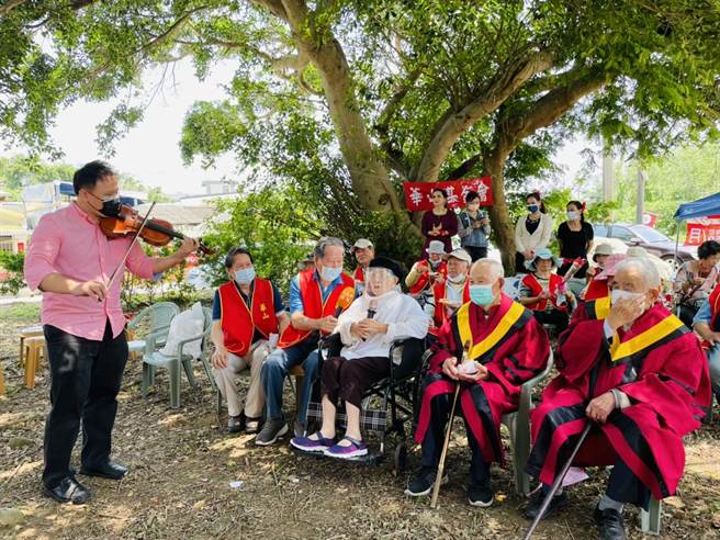 华山基金会6日上午在后龙同兴老街举办母亲节庆祝活动，邀请3位长辈一同来欢度母亲节。（华山基金会提供／谢明俊苗栗传真）