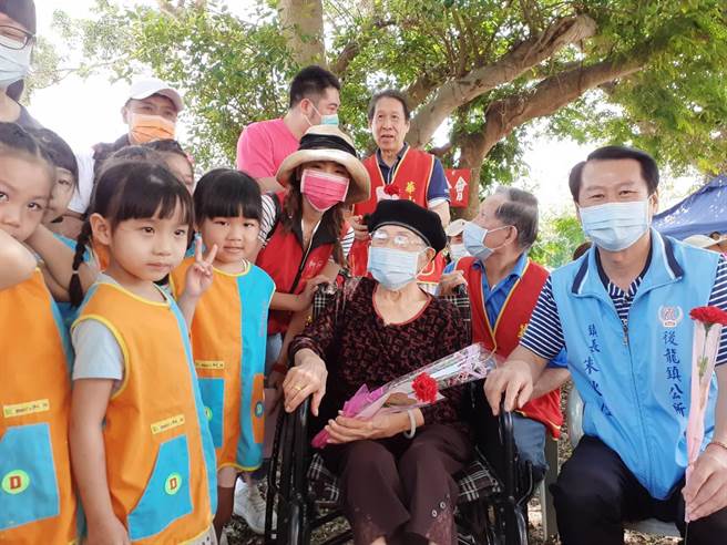 华山基金会6日上午在后龙同兴老街举办母亲节庆祝活动，后龙镇长朱秋隆一同来为长辈欢度母亲节。（华山基金会提供／谢明俊苗栗传真）