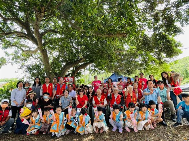 华山基金会6日上午在后龙同兴老街举办母亲节庆祝活动，邀请后龙幼儿园小朋友一同来为长辈欢度母亲节。（华山基金会提供／谢明俊苗栗传真）