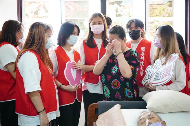 林口区公所携手醒吾大学祝贺母亲节，苏奶奶感动落泪。（林口区公所提供／戴上容新北传真）
