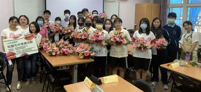 高雄市政府农业局为促进国内火鹤花销售量，推动「高雄市校园花卉推广活动计画」，将火鹤花带入校园，让学生创造出属于自己独特的花艺作品。（高雄市农业局提供／林雅惠传真）