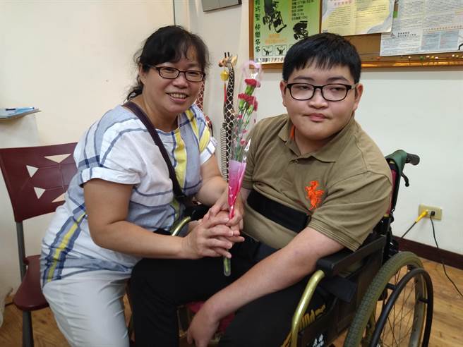 林怡利照顾极重度身障儿不怨天尤人，充满正向能量，让她荣获全国十大杰出爱心妈妈「慈晖奖」。（林雅惠摄）