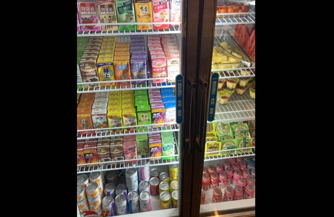 网友PO出吃到饱火锅店竟提供30多种饮料任你喝，有内行人一看惊觉：有陷阱。(图/截自脸书 爆废公社)