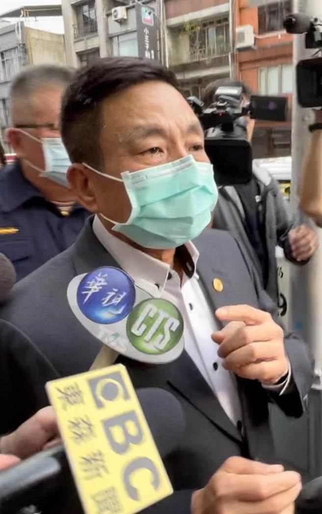 「鉅星匯」老板吴政男6日下午到警局说明。(林郁平摄)