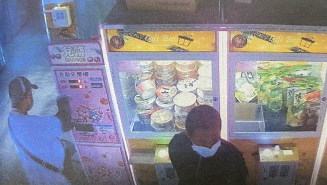 娃娃机双盗横行南部数月，归仁警方将2嫌拘提到案。(民眾提供／曹婷婷台南传真)