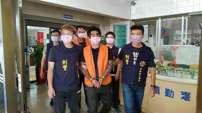 窃贼夜行专偷建筑工地钢材，云林县虎尾警分局循线逮2嫌（橘色背心者）收押禁见。（虎尾警分局提供／张朝欣云林传真）