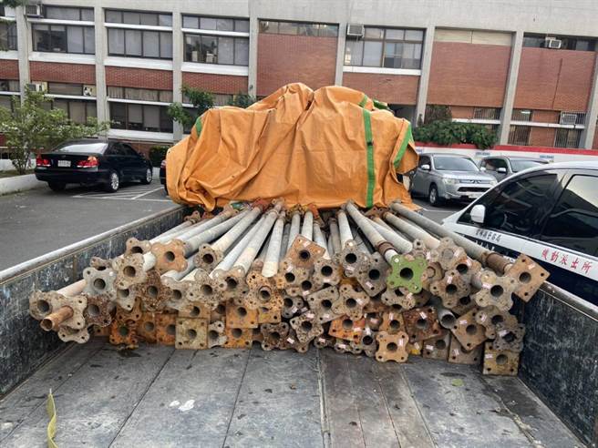 窃贼夜行专偷建筑工地钢材，云林县虎尾警分局循线逮2嫌并起获钢管支撑架97支。（虎尾警分局提供／张朝欣云林传真）