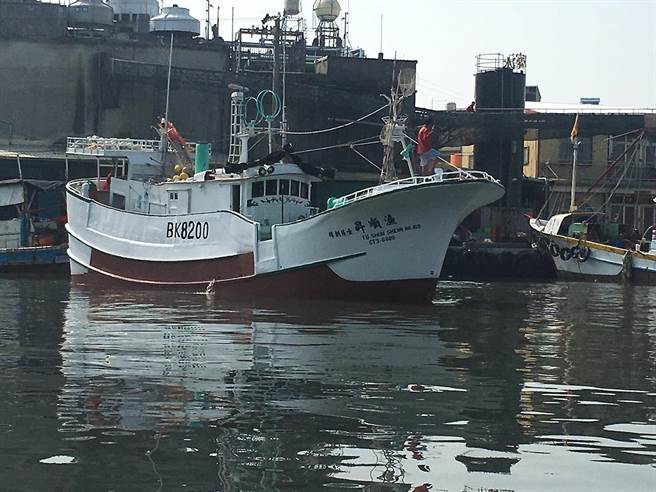 琉球籍「渔顺升168号」渔船５日晚间触礁鹅銮鼻南方七星岩海域，船上4人全失联。（琉球区渔会提供／谢佳潾屏东传真）