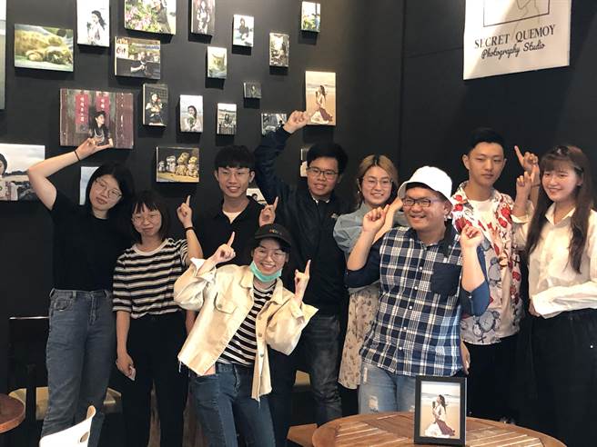 金门大学「K.Star第一届星光帮」今天下午在台开卡市达创业加油站盛大登场。（李金生摄）