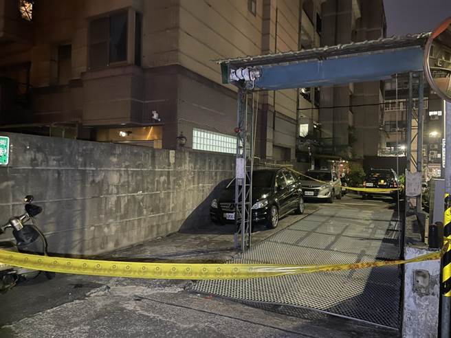 北市一名男子遭停车场铁架砸伤，救护人员已将他送医抢救中。（翻摄照片／林郁平台北传真）