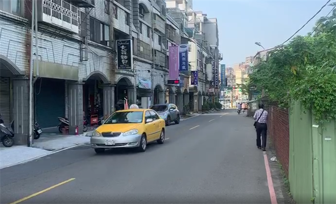 桃园警分局庄姓员警去年在桃园区建新街劝导违规，却被驾驶开车压到左脚。（警方提供／赖佑维桃园传真）