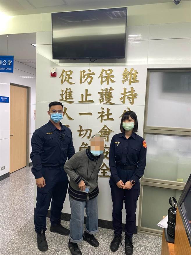 与家人吵架的8旬妇人，从三重走到万华，在警方协助下顺利返家。（警方提供，文：陈鸿伟）