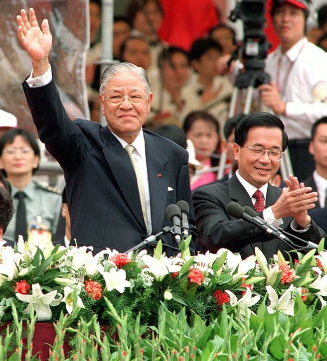 2000年，李登辉总统（左）向全国民眾告别，右为陈水扁。(郑履中摄)