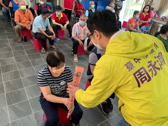 长辈获赠康乃馨，提前欢度母亲节。（陈淑娥摄）