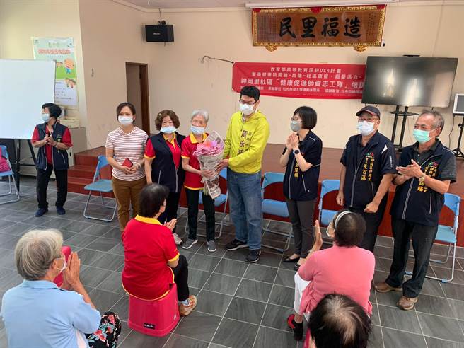 长辈获赠康乃馨，提前欢度母亲节。（陈淑娥摄）