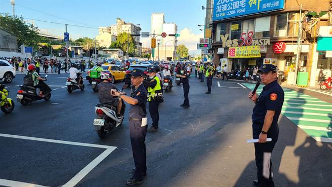 男子说该路口待转区不易看见，转弯后旁边有其他车辆，以为警方并非拦查他。（中时资料照）