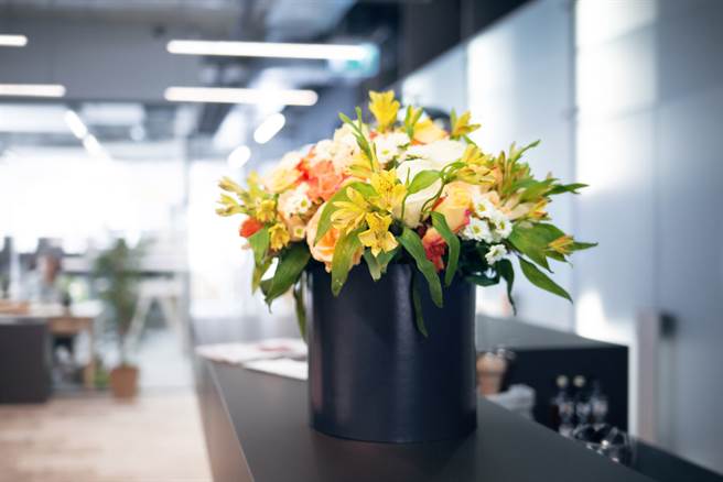 一名男子因不满上司，竟在上司将升迁之际，公然送上一束写满坏话的花束，惨被控告诽谤。（示意图／Shutterstock）