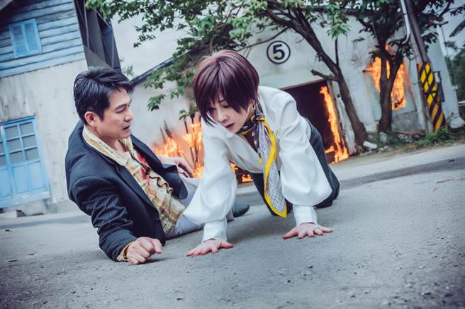 《黄金岁月》洪都拉斯与陈美凤拍摄爆破戏。（民视提供）