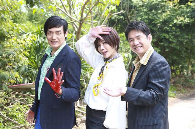 霍正奇、陈美凤、洪都拉斯日前到山区拍摄爆破场面。（民视提供）