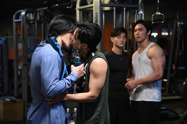 林禹（左）、郑暐达男男激吻。（三立提供）