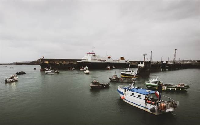 英法双方因英国脱欧后渔权争执导致彼此紧张关系升高。图为法国渔船封锁泽西岛圣赫利尔港。（图／美联社）