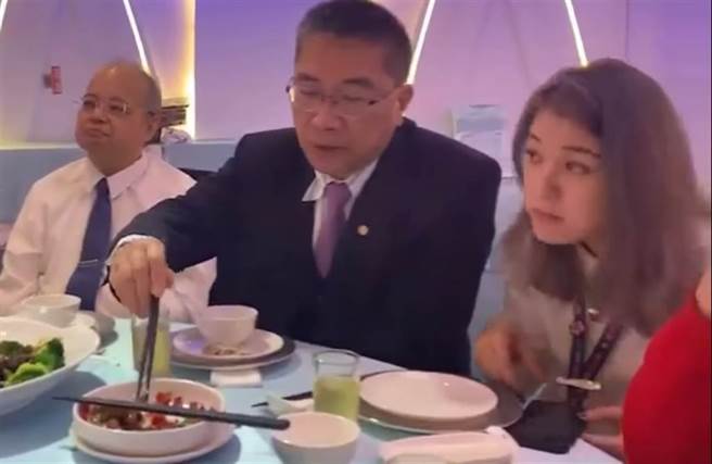 徐國勇、趙映光28秒同桌影片曝光。（圖/取自「國民黨立法院黨團」臉書）