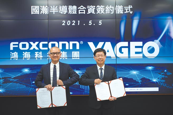 鸿海与国巨合资成立国瀚半导体，鸿海董事长刘扬伟（右）和国巨董事长陈泰铭（左）同框代表双方签约。图／中央社（鸿海与国巨提供）