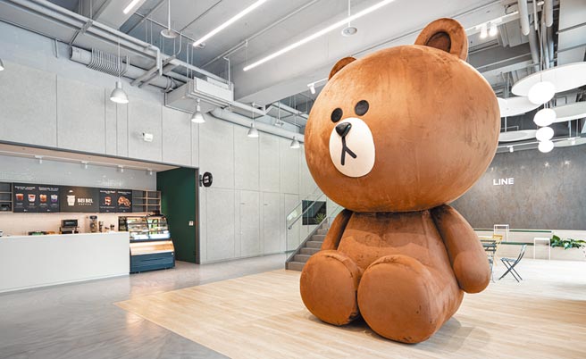LINE新办公室进驻了全球最大的熊大玩偶，高达4公尺，一针一线100％台湾纯手工制造。图／LINE提供
