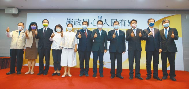 台湾世界新闻传播协会5日举行「施政用心、人民有感」全国县市施政满意度调查记者会，获奖的县市首长出席合影。宜兰县副县长林建荣（左起）、新竹市副市长沈慧虹、台中市副市长黄国荣、嘉义市长黄敏惠、花莲县长徐榛蔚、台南市长黄伟哲、台湾世界新闻传播协会理事长刘立汉、桃园市长郑文灿、屏东县长潘孟安、新北市副市长刘和然、基隆市副市长林永发等人出席。（陈信翰摄）