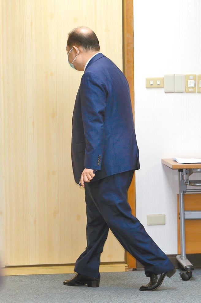 民進黨台北市黨部前主委黃承國5日出席中常會，會前低調進入會議室，未回應相關問題。據指出，黃在中常會上向黨主席蔡英文致歉，為了打擊他個人，無辜牽扯到整個黨，但這些人到底是誰介紹入黨的，「是我還是何志偉？一查就知道。」（黃世麒攝）