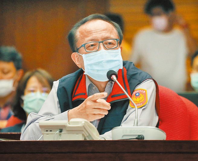 台北市长柯文哲5日爆料，指中央确实和他讨论过要调动市警局长，但警政署没说明理由，所以他表达反对；台北市警局长陈嘉昌（见图）则说，自己绝不恋栈。（范扬光摄）