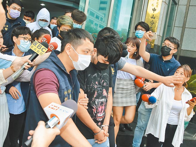 台北市警方速破泼蟑案，5日并将嫌犯等人移送地检署复讯。（杜宜谙摄）