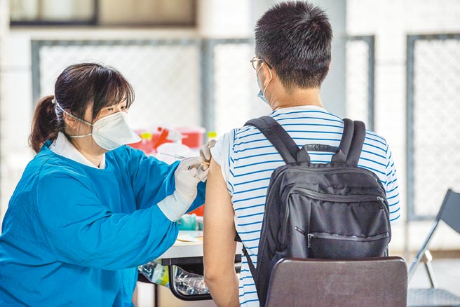 台灣有19.9萬劑AZ疫苗將在5月底到期，專家指出，距離月底還有22個工作日，一天至少要接種8000多人，否則屆時會有近8萬劑逾期報廢。（本報資料照片）