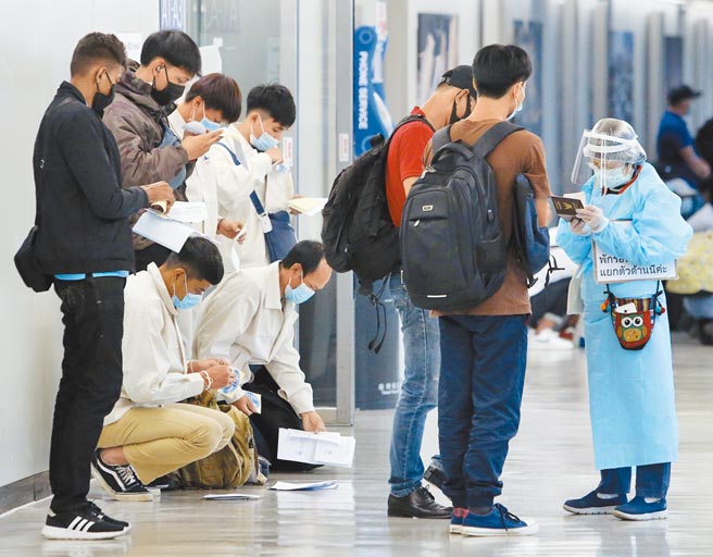 中央流行疫情指挥中心5日公布国内新增7例境外移入COVID-19确定病例，分别是自菲律宾、印尼、日本及美国入境。图为桃园机场入境移工。（陈麒全摄）