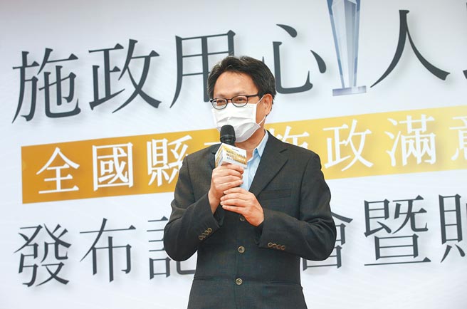 台灣世界新聞傳播協會5日舉行「施政用心、人民有感」全國縣市施政滿意度調查記者會，協會理事長劉立漢致詞。（陳信翰攝）