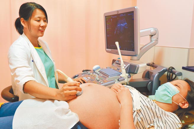 搶救生育率，政院擬將現行孕婦免費產檢補助，從10次調升到14次。圖為醫師為孕婦做超音波檢查。（本報資料照片）