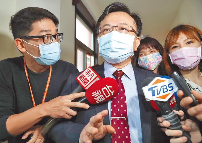 立法院联席会议5日审查数位发展部组织法等草案，立委质询时质疑华视入主52频道后，收视率却敬陪末座，对此，NCC主委陈耀祥（中）表示，这样的说法可能不见得公平。（刘宗龙摄）