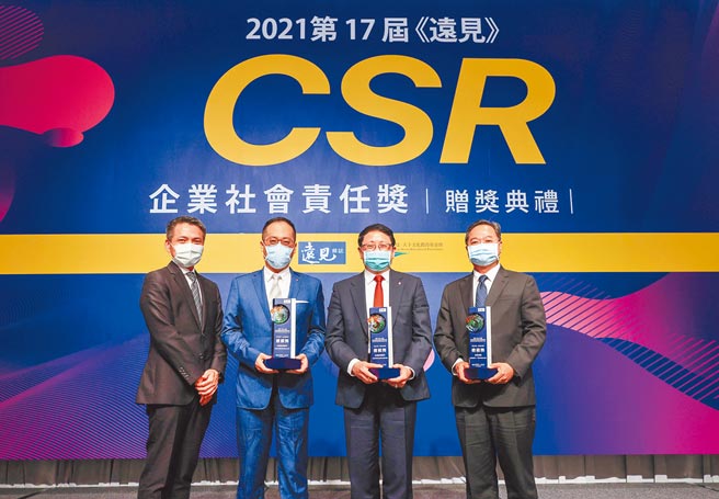 永丰银行处长廖嘉禾（左起）、吴建毅、永丰银行董事长陈嘉贤及永丰金控人资长廖家宏 。（永丰提供）