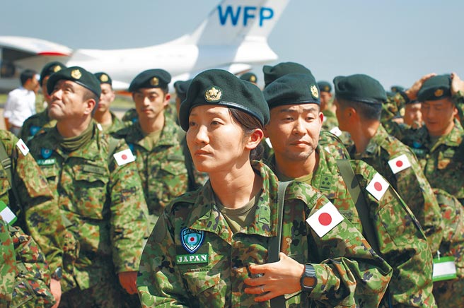 為促進雙邊關係，日本長期對菲律賓提供救災、基礎建設、海上保安等非作戰援助。日媒報導，日方近日決定加大對菲援助力度，首度向外國軍隊提供自衛隊的裝備。（美聯社）