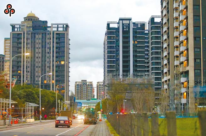 台北市议会法规委员会5日审议建商囤房税，最终决定将市府版的待销售期从1年提升至1.5年，税率微幅调高为2％，总算让延宕1年逾的囤房税修正案成功完成一读。（本报资料照片）