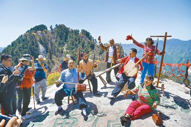 2021年大陸五一假期結束，累計國內旅遊出遊2.67億人次。圖為5日華山景區西峰索道「華陰老腔團」在為遊客表演。（新華社）