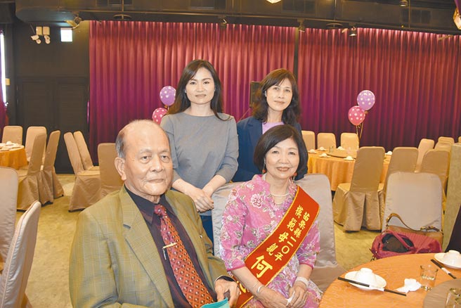 大湖助产士何惠美接生过2千多个婴儿，育有4名子女都从事医学工作。（谢明俊摄）